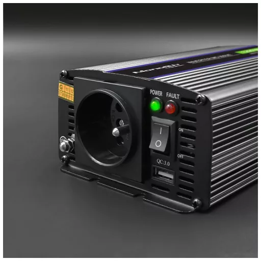 Qoltec Monolith áramátalakító és inverter Auto/Beltéri 600 W Fekete