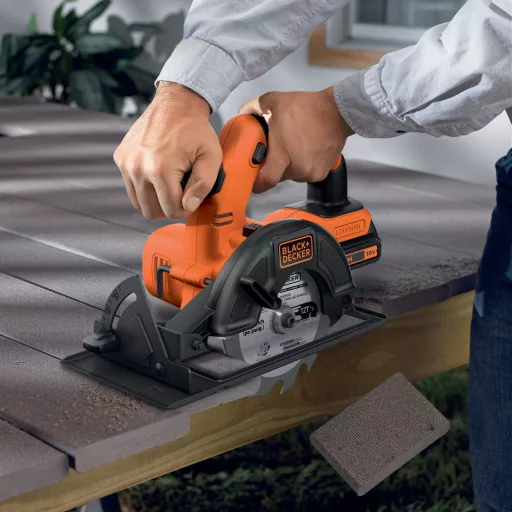 Black & Decker BDCCS18N-XJ hordozható körfűrész 14 cm Fekete, Vörös 3700 RPM