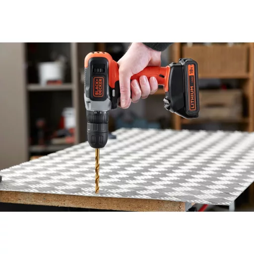 Black & Decker BCD001C1-QW fúrógép Kulcsnélküli Fekete, Vörös
