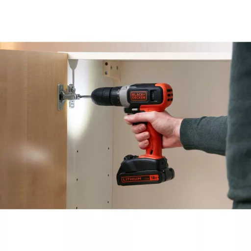 Black & Decker BCD001C1-QW fúrógép Kulcsnélküli Fekete, Vörös