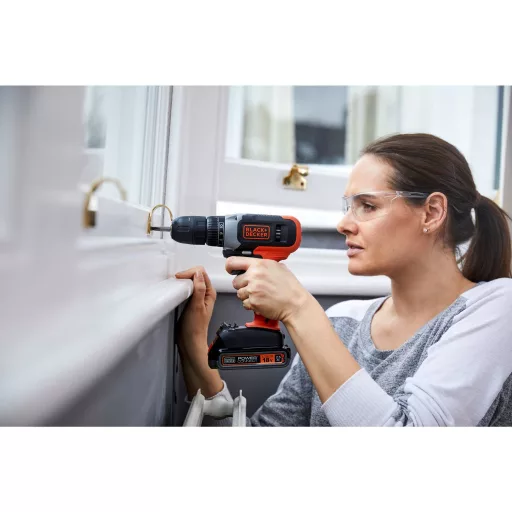 Black & Decker BCD001C1-QW fúrógép Kulcsnélküli Fekete, Vörös