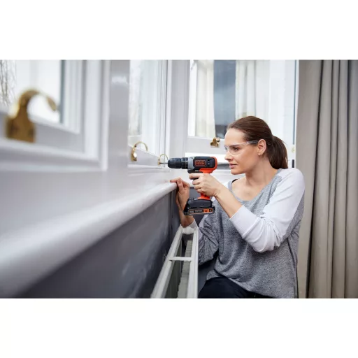 Black & Decker BCD001C1-QW fúrógép Kulcsnélküli Fekete, Vörös