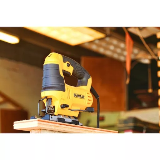 DeWALT DWE349-QS elektromos szúrófűrész 2,4 kg