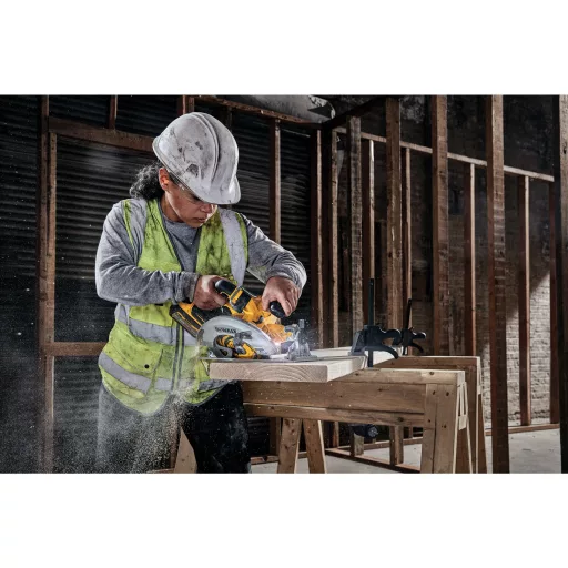 DeWALT DCS573NT-XJ hordozható körfűrész