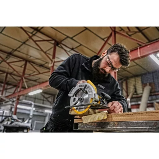 DeWALT DWE560 hordozható körfűrész 18,4 cm 5500 RPM 1350 W